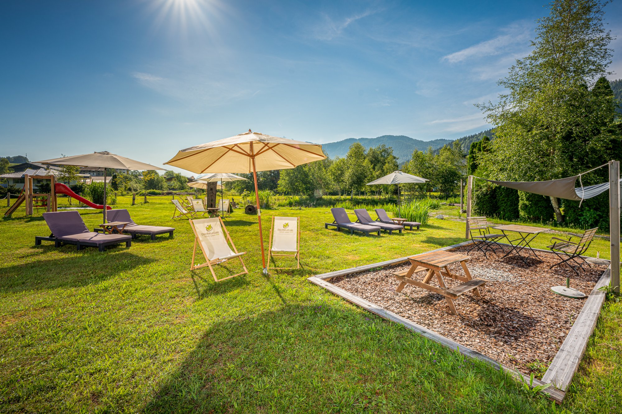 Garten mit Liegestühlen